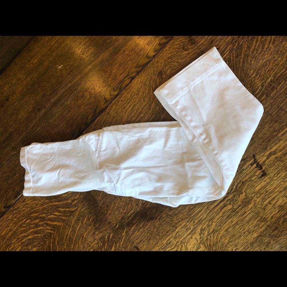 Small Motherhood maternity white crop pants.